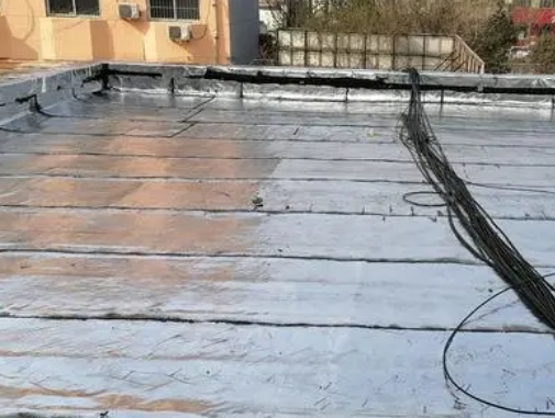铁东卫生间漏水维修公司分享下铁东屋面楼顶防水刚性防水层施工要点。